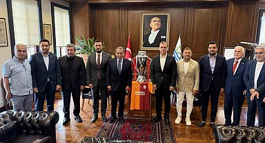 Başkan Dursun Özbek, Büyükçekmece'de Şampiyonlar Anıtı'na Galatasaray bayrağını çekti