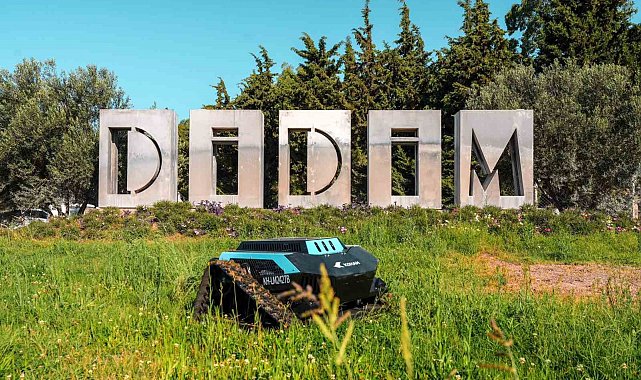 Başkan Gençay, çim biçme robotunun ilk saha denemesine katıldı