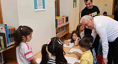 Başkan Şadi Özdemir, çocuklar ve ebeveynleri ile kütüphane buluştu