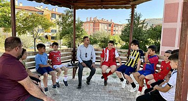 Başkan Ulutaş'tan engelli vatandaşa akülü araç desteği, çocuklara ziyaret