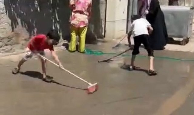 Batman'da onarım sonrası temizlenmeyen yolları vatandaşlar temizledi