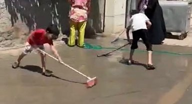 Batman'da onarım sonrası temizlenmeyen yolları vatandaşlar temizledi