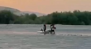 Batman'da suda mahsur kalan 2 kişi dalgıç ekiplerince kurtarıldı