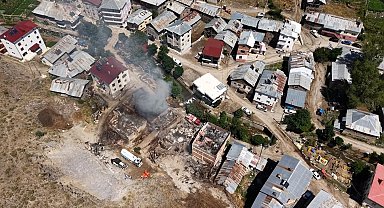 Bayburt'ta çıkan yangında hasar gören 5 ev ve 3 samanlık havadan görüntülendi