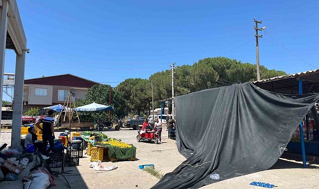 Bayındır'da fırtına paniği yaşandı, pazar yerinde tezgahlar dağıldı