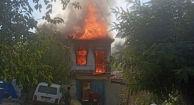 Bayındır'da iki katlı ev yanarak kül oldu