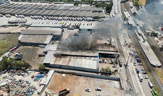 Bayraklı'daki yangın büyümeden kontrol altına alındı