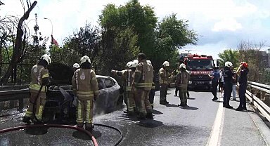 Bayrampaşa'da alev alev yanan otomobil hurda yığınına döndü