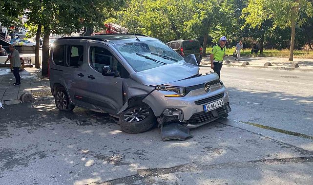 Bayrampaşa'da araca çarpan su tankeri devrildi: 1 kişinin yaralandığı kaza anı kamerada