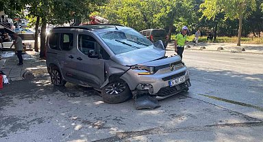 Bayrampaşa'da araca çarpan su tankeri devrildi: 1 kişinin yaralandığı kaza anı kamerada