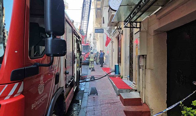 Beyoğlu İstiklal Caddesi'nde iş yerinde korkutan yangın