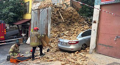 Beyoğlu'nda 2 katlı metruk bina çöktü
