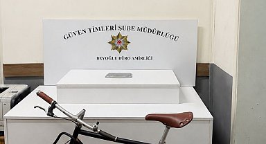 Beyoğlu'nda bisiklet çalan hırsız kamerada