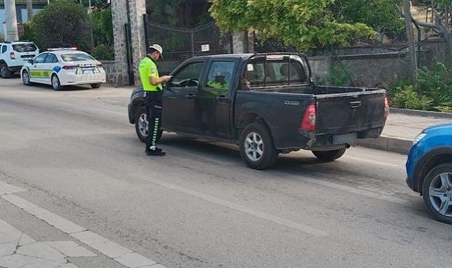 Bilecik'te 1 aranan şahıs yakalanırken 7 araç trafikten men edildi