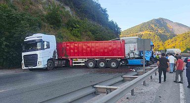 Bilecik'te aynı istikamette seyreden 2 tır çarpıştı, 1 kişi yaralandı