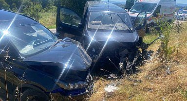 Bilecik'te iki otomobil kafa kafaya çarpıştı: 2 yaralı