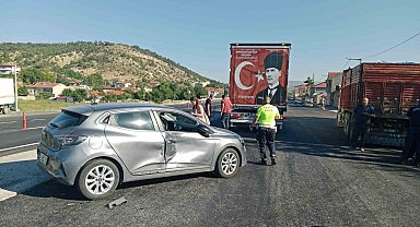 Bilecik'te kamyonet ile otomobil çarpıştı: 1 yaralı