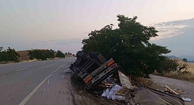 Bilecik'te yan yatan tırın sürücüsü yaralandı