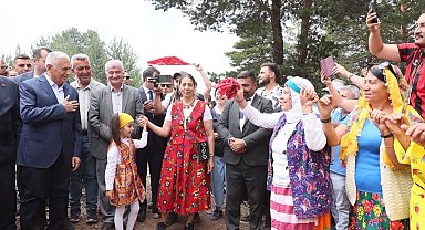 Binali Yıldırım Refahiye'deki Orçul Festivali'nde vatandaşlarla buluştu