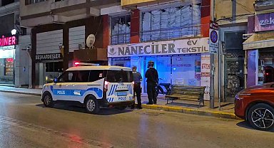 Binanın camını kıran şüpheliyi çevre esnafı yakaladı