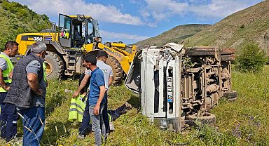 Bingöl'de su tankeri devrildi: 2 yaralı