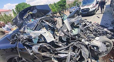Bingöl'de tıra çarpan otomobil hurdaya döndü: 1 yaralı