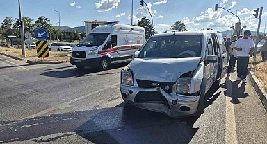 Bingölde iki hafif ticari araç çarpıştı: 2 yaralı