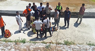 Bisikletiyle köprüden uçan çocuk 7 metreden yere çakıldı