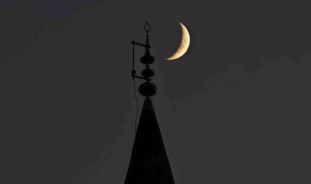 Bitlis'te gökyüzündeki hilal ile minaredeki hilal aynı karede