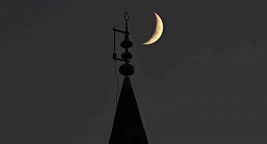 Bitlis'te gökyüzündeki hilal ile minaredeki hilal aynı karede