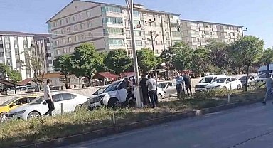 Bitlis'te iki ayrı trafik kazası: 4 yaralı