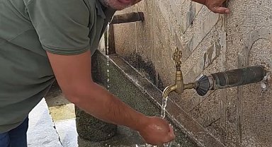 Bolu'da duyarlı vatandaş, hayvanların su içtiği yosunlu çeşmeyi temizledi