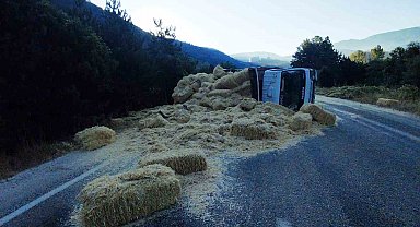 Bolu'da iki kamyon kafa kafaya çarpıştı: Samanlar yola saçıldı, 2 yaralı