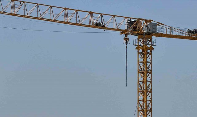 Bolu'da üniversitenin ek bina inşaatında maaş krizi: İşçi vince çıktı