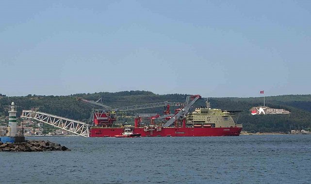 Boru döşeme gemisi 'JSD 6000' Çanakkale Boğazı'ndan geçti