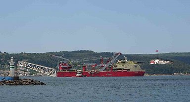 Boru döşeme gemisi 'JSD 6000' Çanakkale Boğazı'ndan geçti