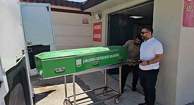 Boş arazide battaniyeye sarılı erkek cesedi bulundu