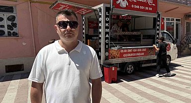 Boşanmasını lokma dağıtarak kutladı