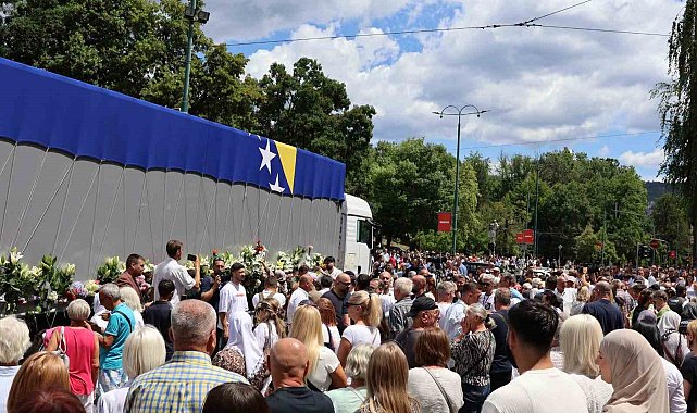 Bosna Hersek'te toprağa verilecek 10 şehidin cenazesi, dualarla Srebrenitsa'ya uğurlandı