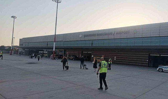 Brüksel'den gelen yolcu uçağı Çanakkale Havalimanı'na iniş yaptı