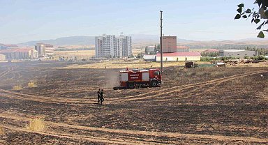 Buğday tarlasında yangın çıktı, dumanlar trafik kazasına neden oldu: 1 yaralı