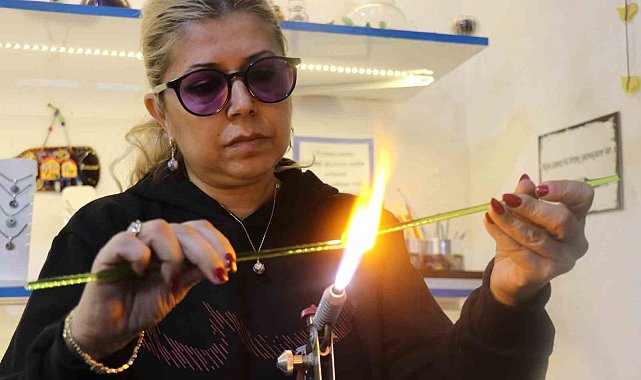 Buldan'da bin 200 derecelik ateşte camı sanata dönüştürüyor