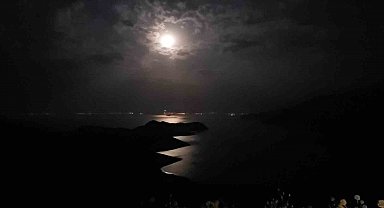 Bulutların arasından yükselen Geyik Dolunayı, Van Gölü ve Saint Thomas Kilisesi ile buluştu