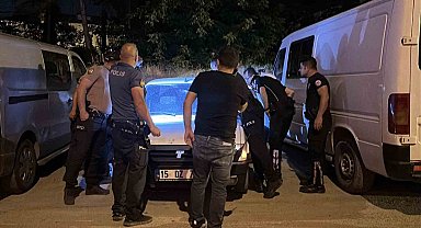 Burdur'da aracın içinde hareketsiz bulunan genç hastanede hayatını kaybetti