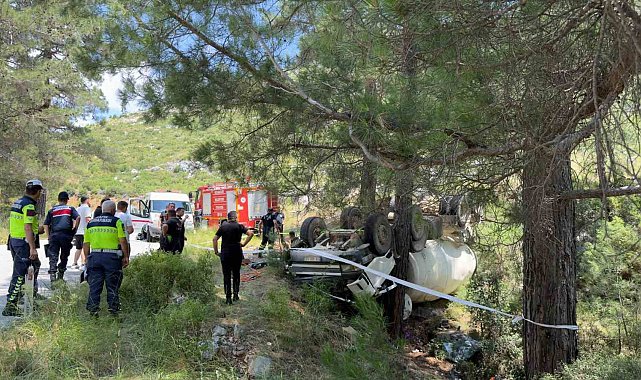 Burdur'da beton mikseri devrildi: 2 yaralı