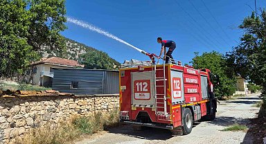 Burdur'da ev bahçesinde çıkan yangın çevreye sıçramadan söndürüldü