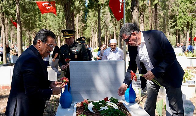 Burhaniye de Şehitlikler ziyaret edildi
