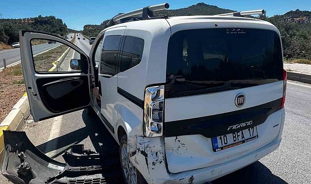 Burhaniye'de otomobiller çarpıştı