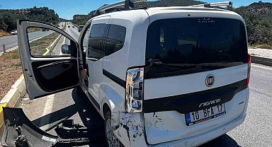 Burhaniye'de otomobiller çarpıştı