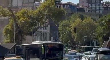 Bursa'da düğün konvoyunun önünü bu sefer otobüs kesti